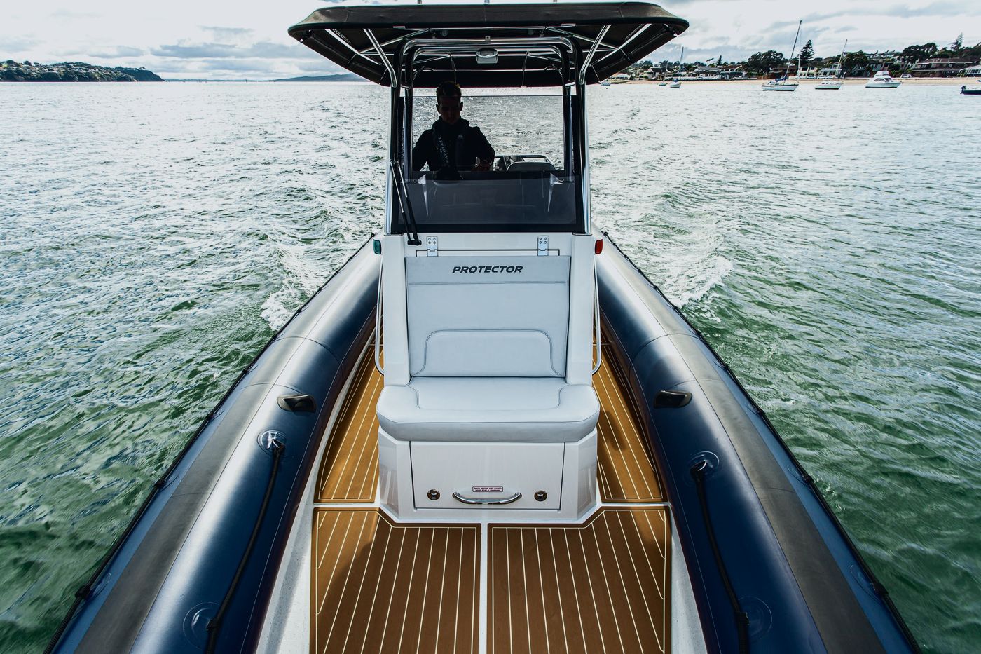 Protector 310 Chase open deck with walk-around access to the bow