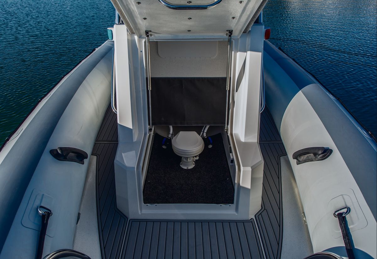 Protector 250 Chase: Optional onboard toilet