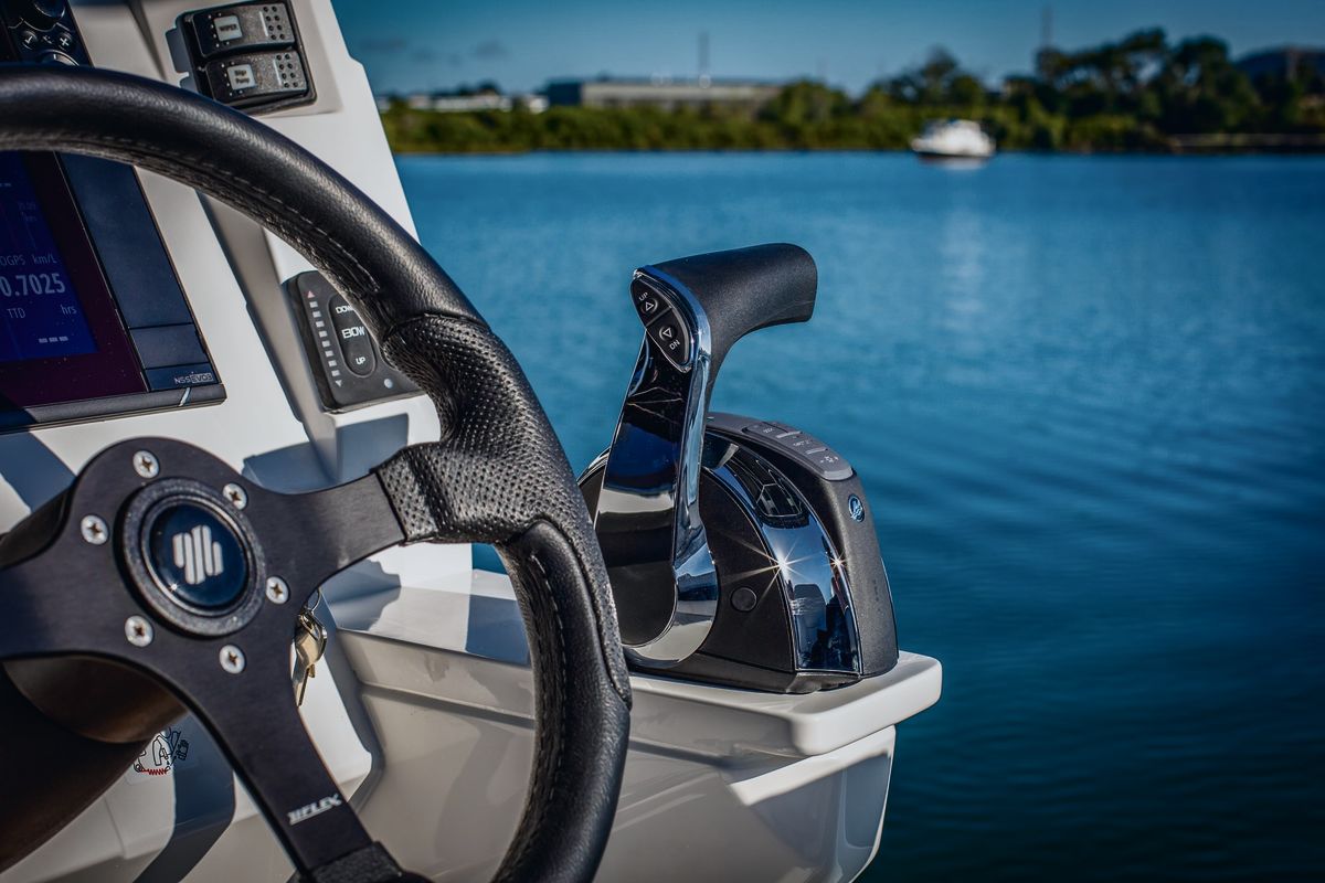 Protector 250 Chase: Throttle placed for comfortable control