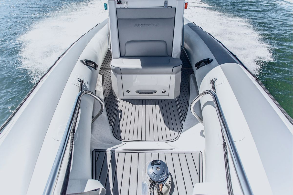 Protector 250 Chase: Full walk-around deck to reach the bow
