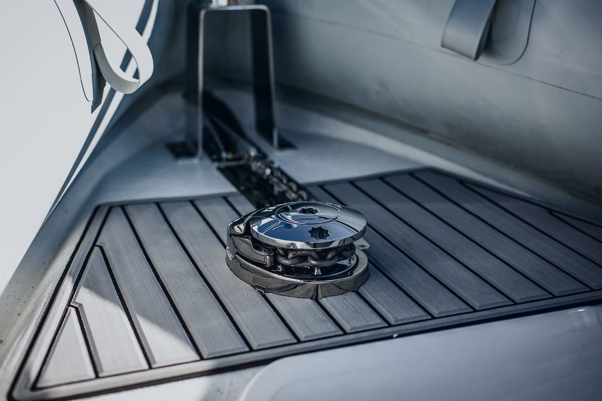 Protector 250 Chase: Optional thru-hull anchoring
