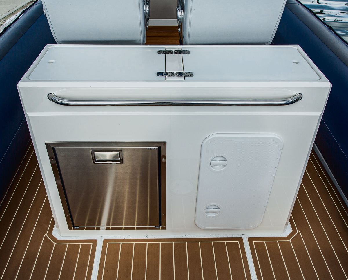 Protector 310 Chase: Optional cockpit bar with fridge, freshwater sink and storage