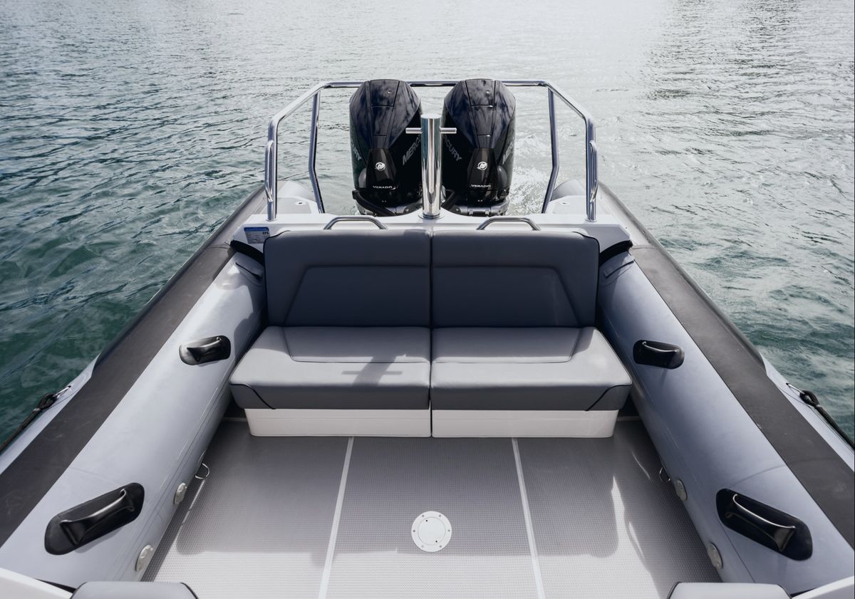 Protector 310 Targa: Optional luxury transom seating