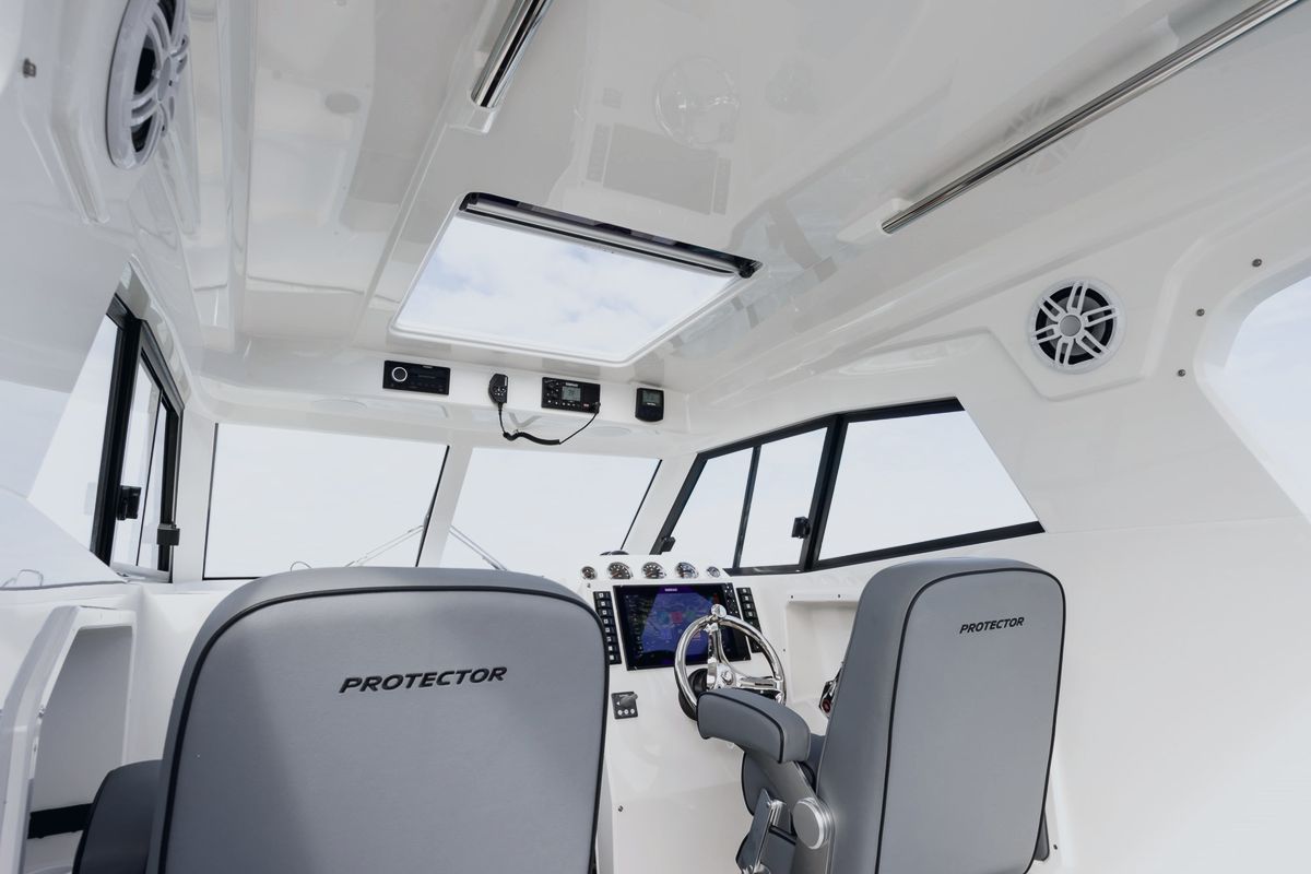 Protector 310 Targa: Bright, spacious, functional pilothouse