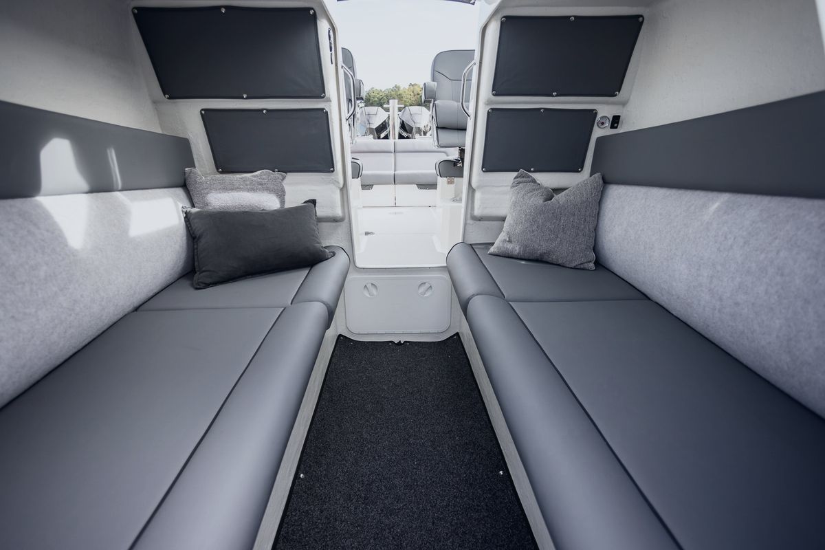 Protector 310 Targa: Walk-through cabin with optional twin bunks