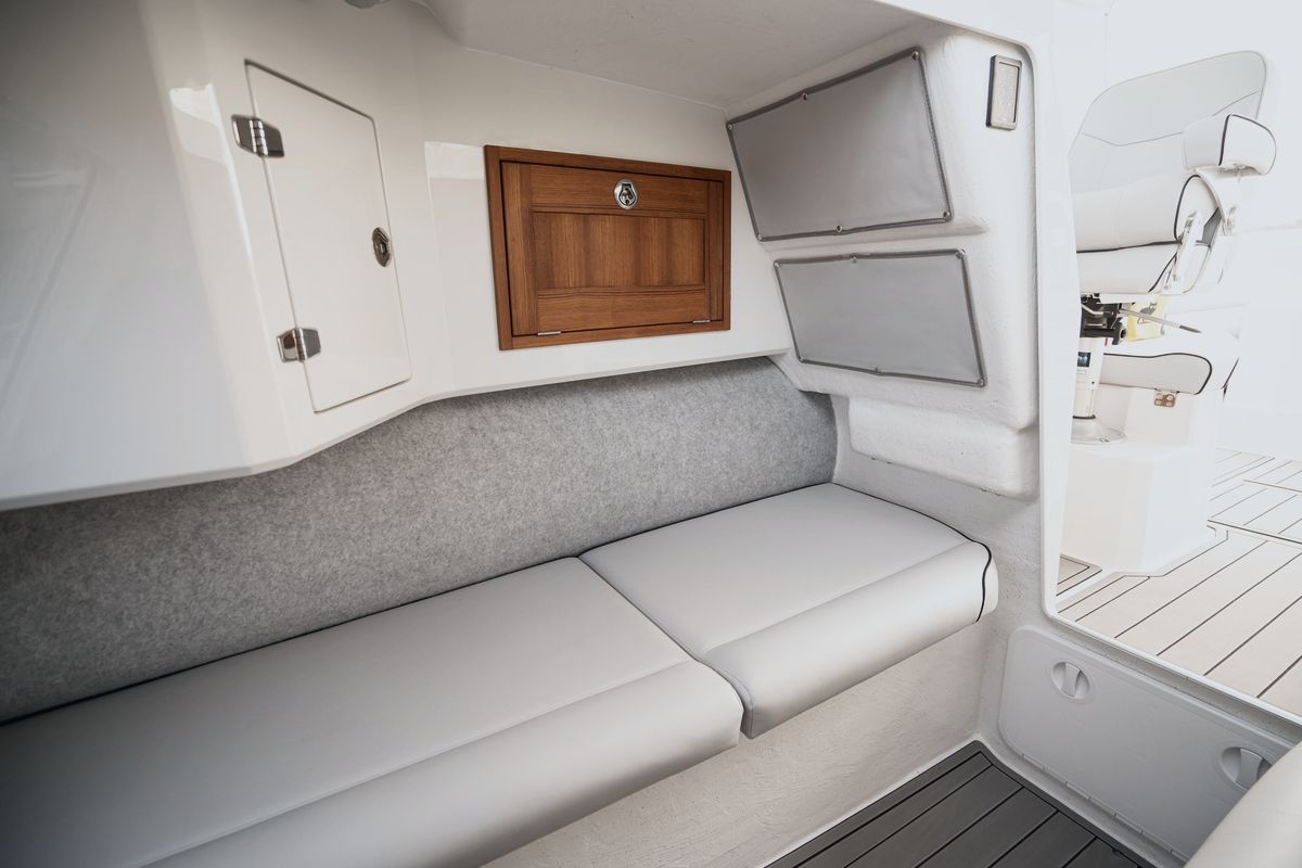 Protector 310 Targa: Optional built-in fridge and storage compartment
