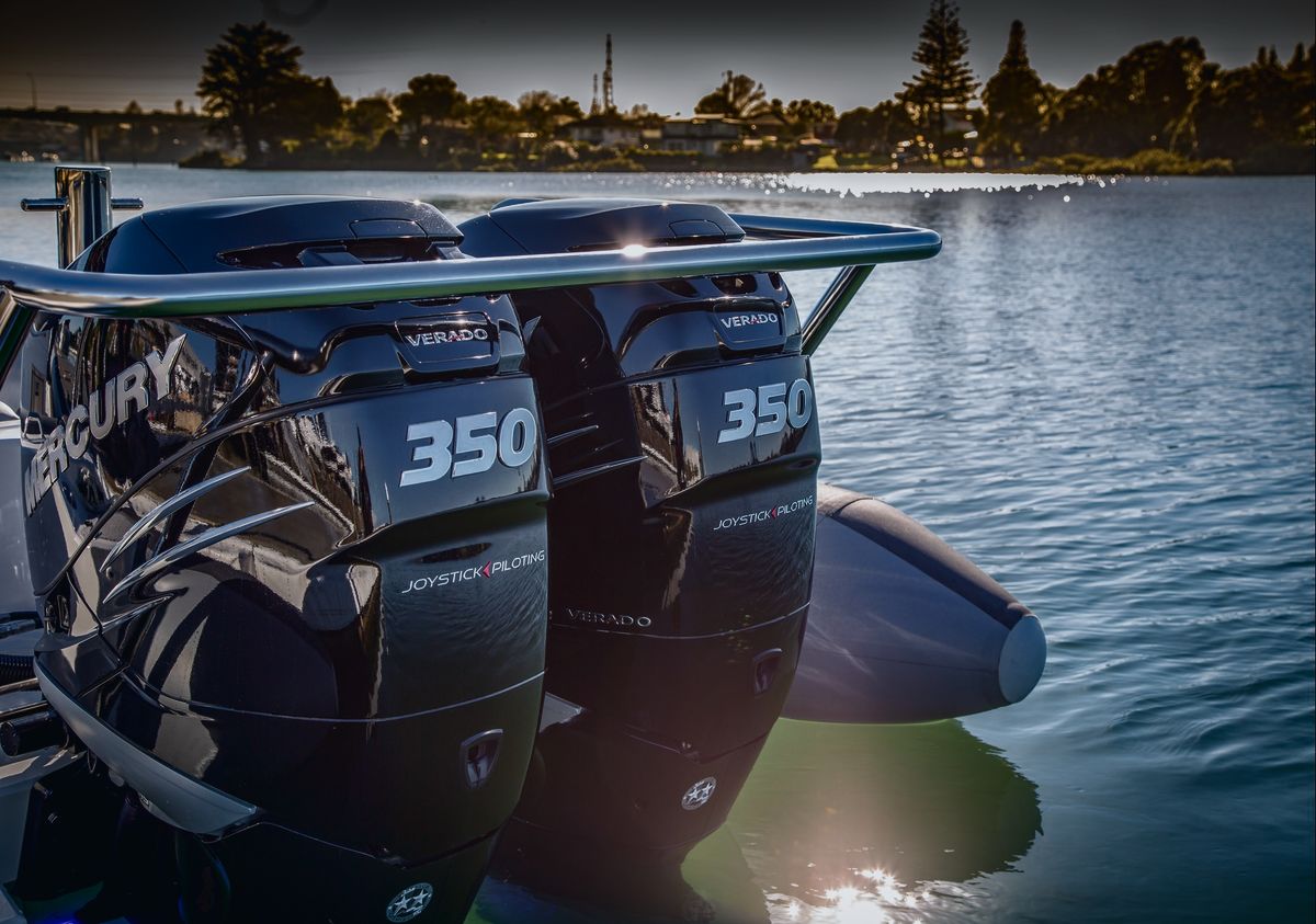 Protector 330 Chase: High-horsepower twin-outboard configuration