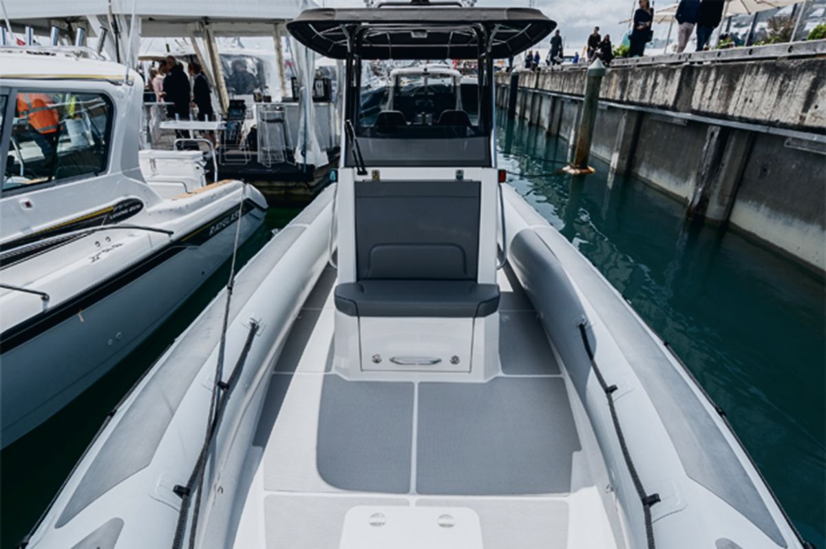 Protector 330 Chase: 360° walk-around deck space