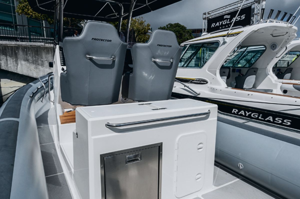 Protector 330 Chase: Optional wet bar with freshwater sink and fridge