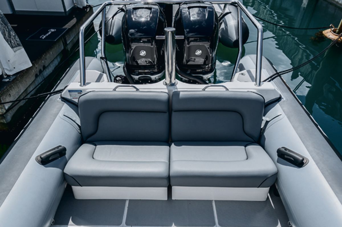 Protector 330 Chase: Optional luxury transom seating