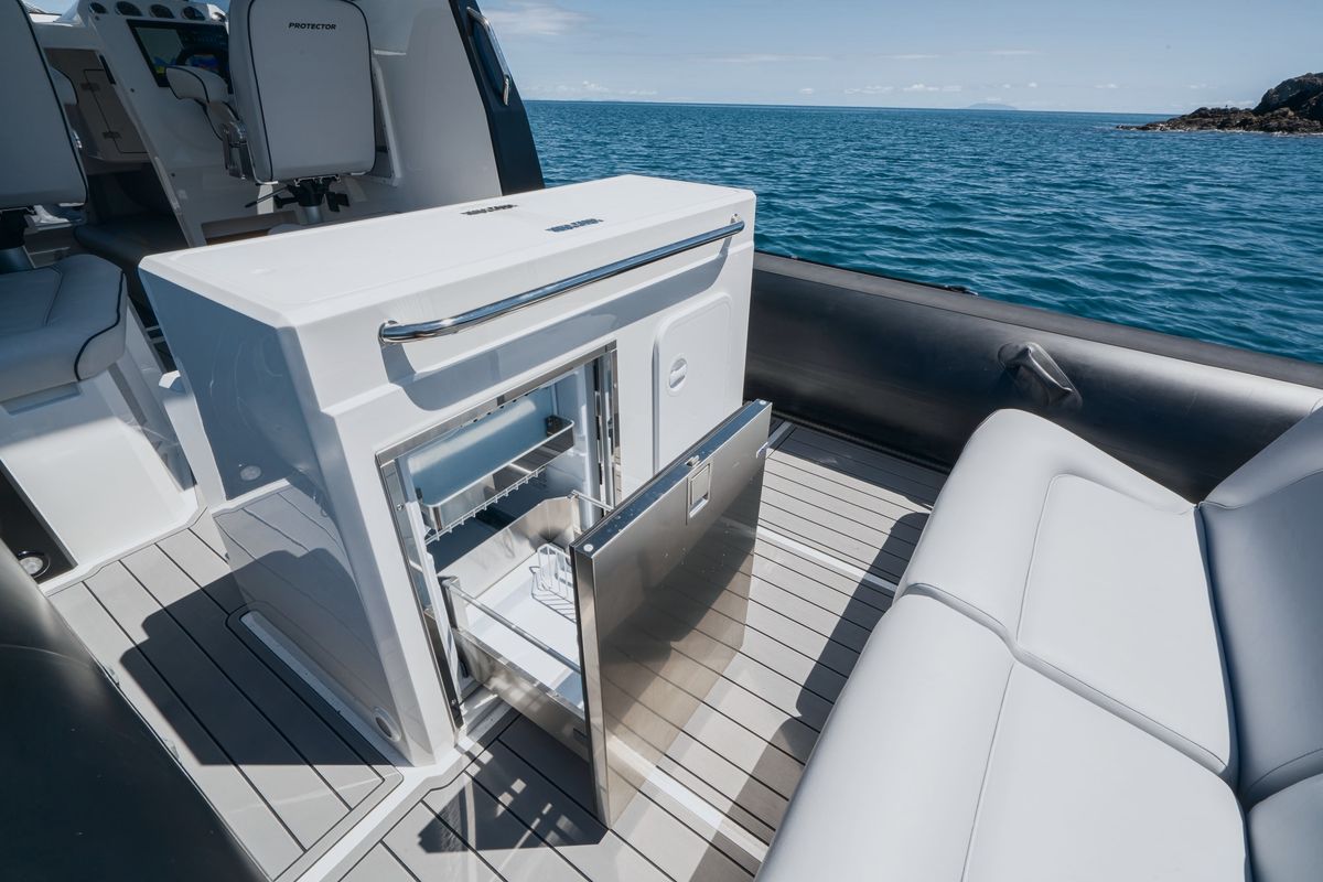 Protector 330 Targa: Optional cockpit wet bar