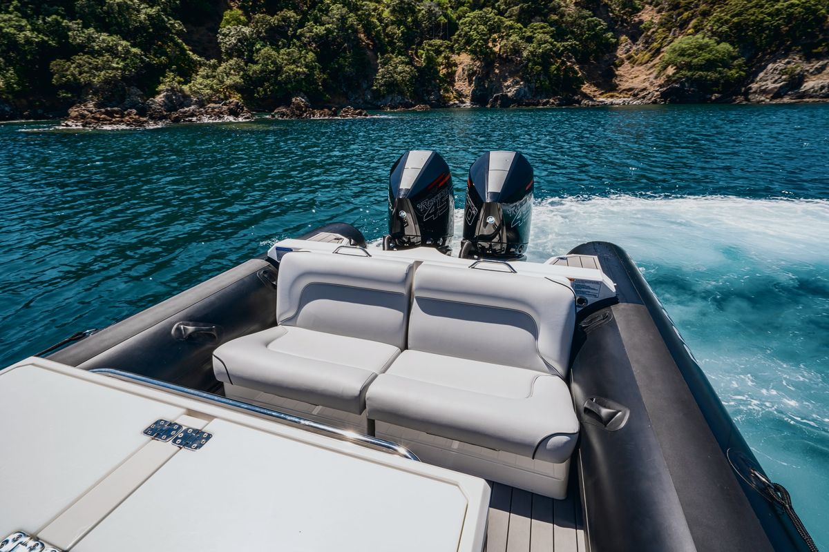 Protector 330 Targa: Optional luxury transom seating