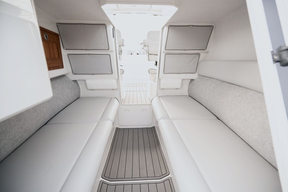 Protector 330 Targa: Walk-through cabin with twin bunks