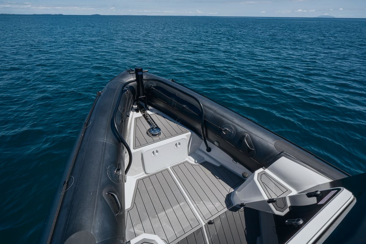 Protector 330 Targa: Spacious foredeck