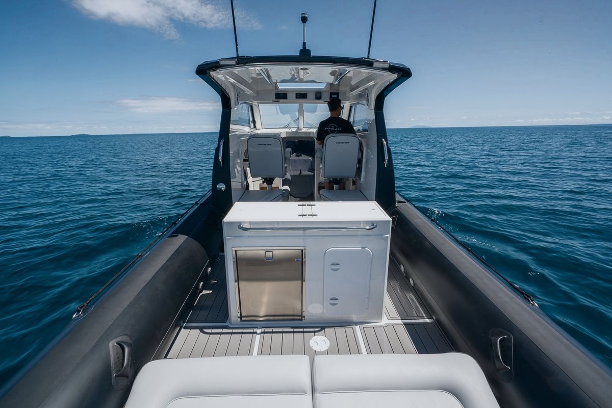 Protector 330 Targa: Expansive aft deck