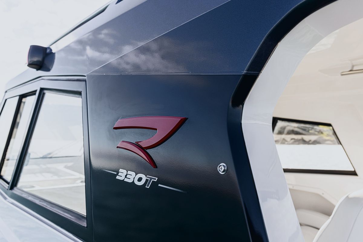 Protector 330R Targa: Custom R Edition badging