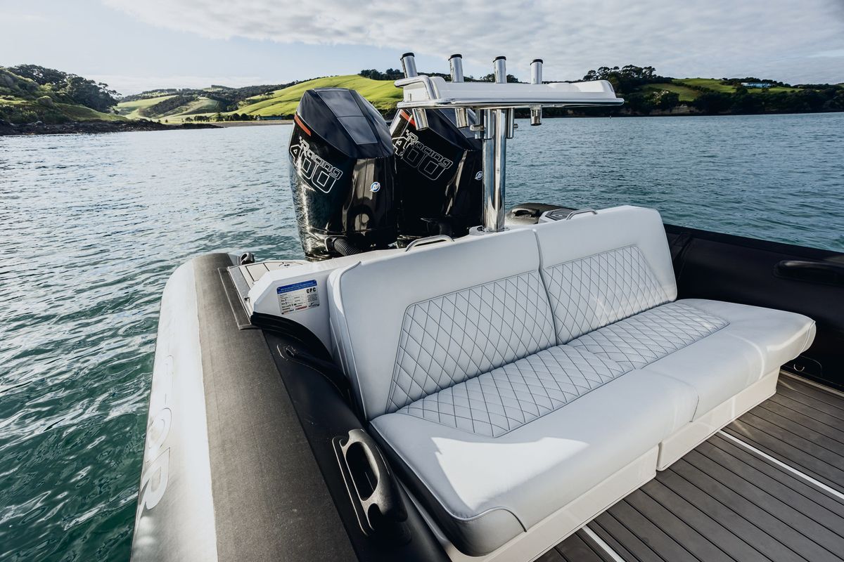 Protector 330R Targa: Diamond-stitched upholstery