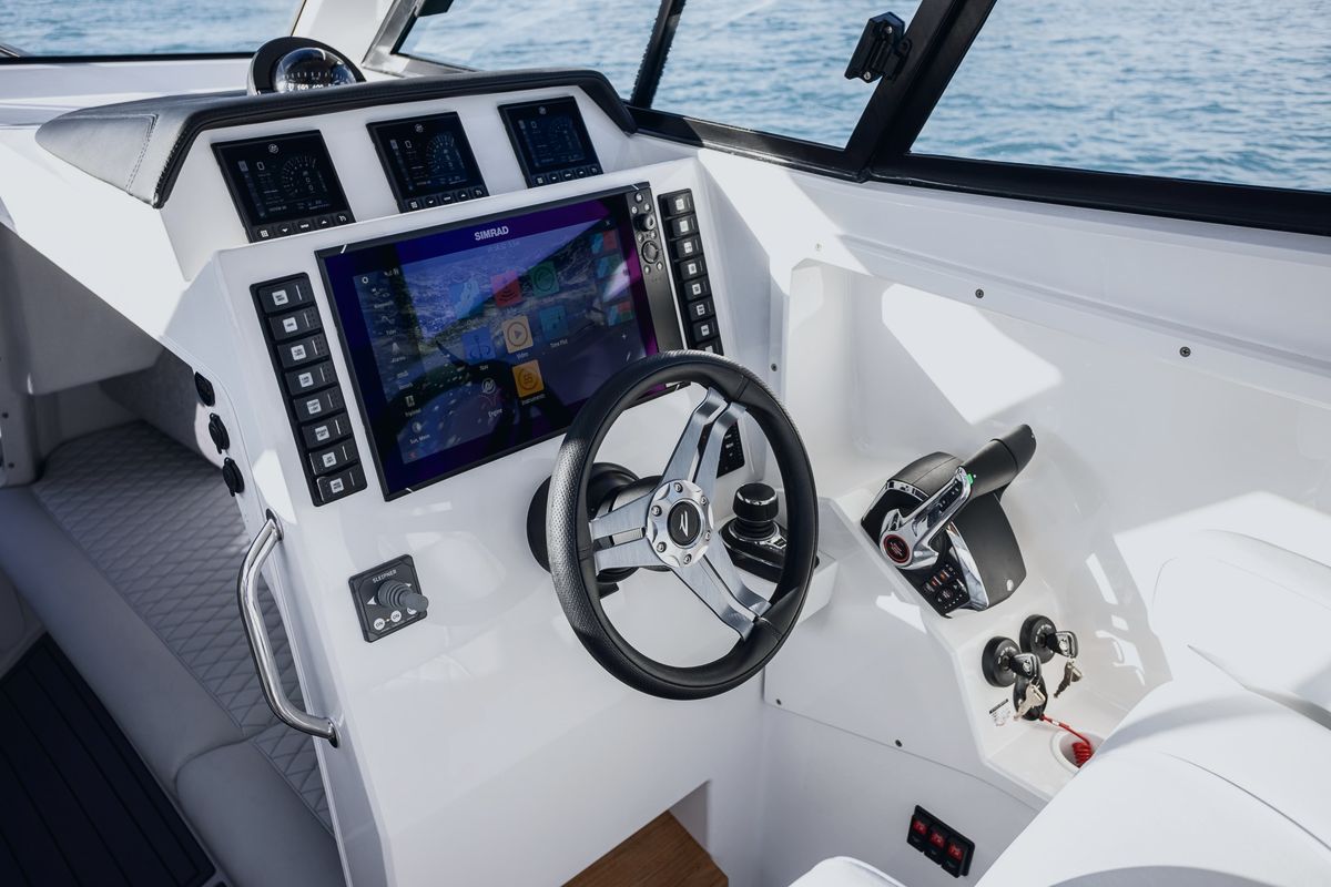 Protector 330R Targa: Advanced marine technology and navigation