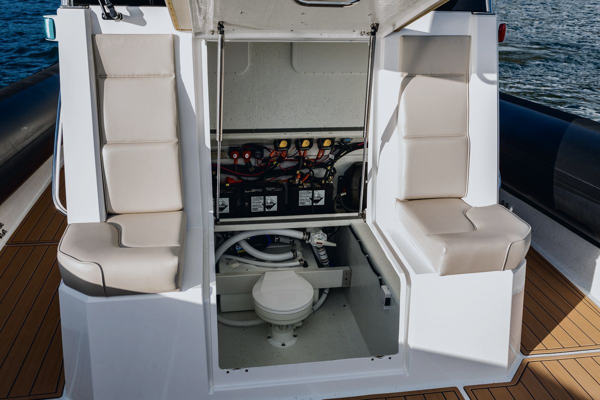 Protector 380 Chase: Optional toilet