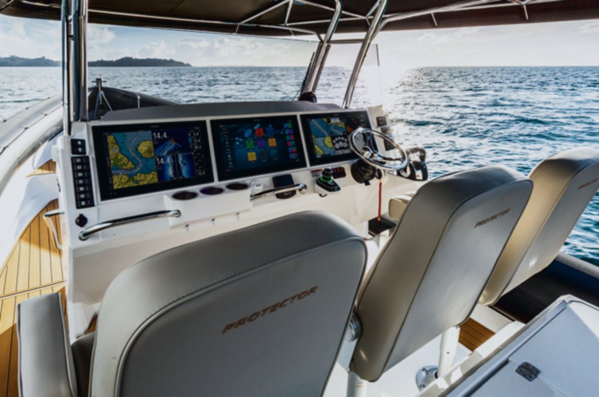 Protector 380 Chase: Dash that takes up to three large multifunction displays