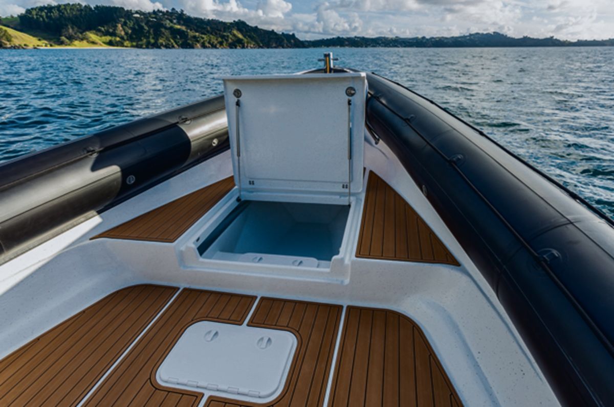 Protector 380 Chase: Bow storage compartment