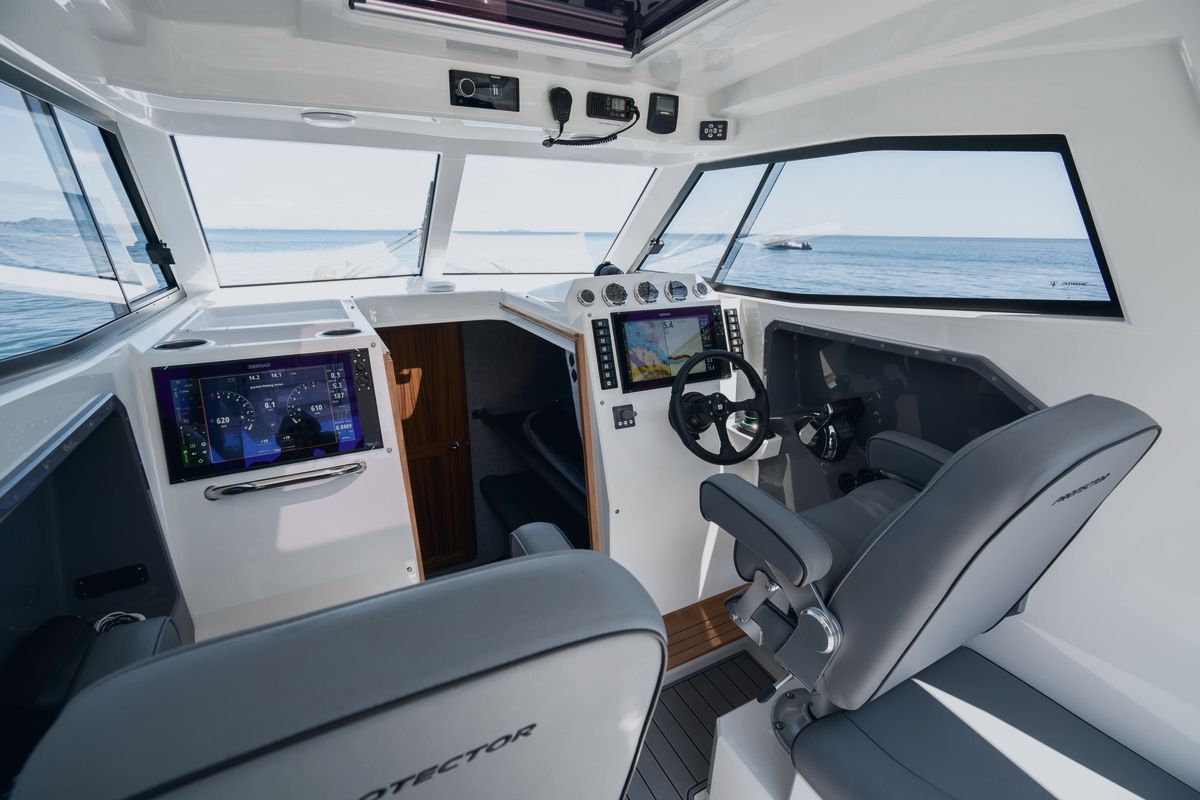 Protector 410 Targa: Light, spacious, functional pilothouse