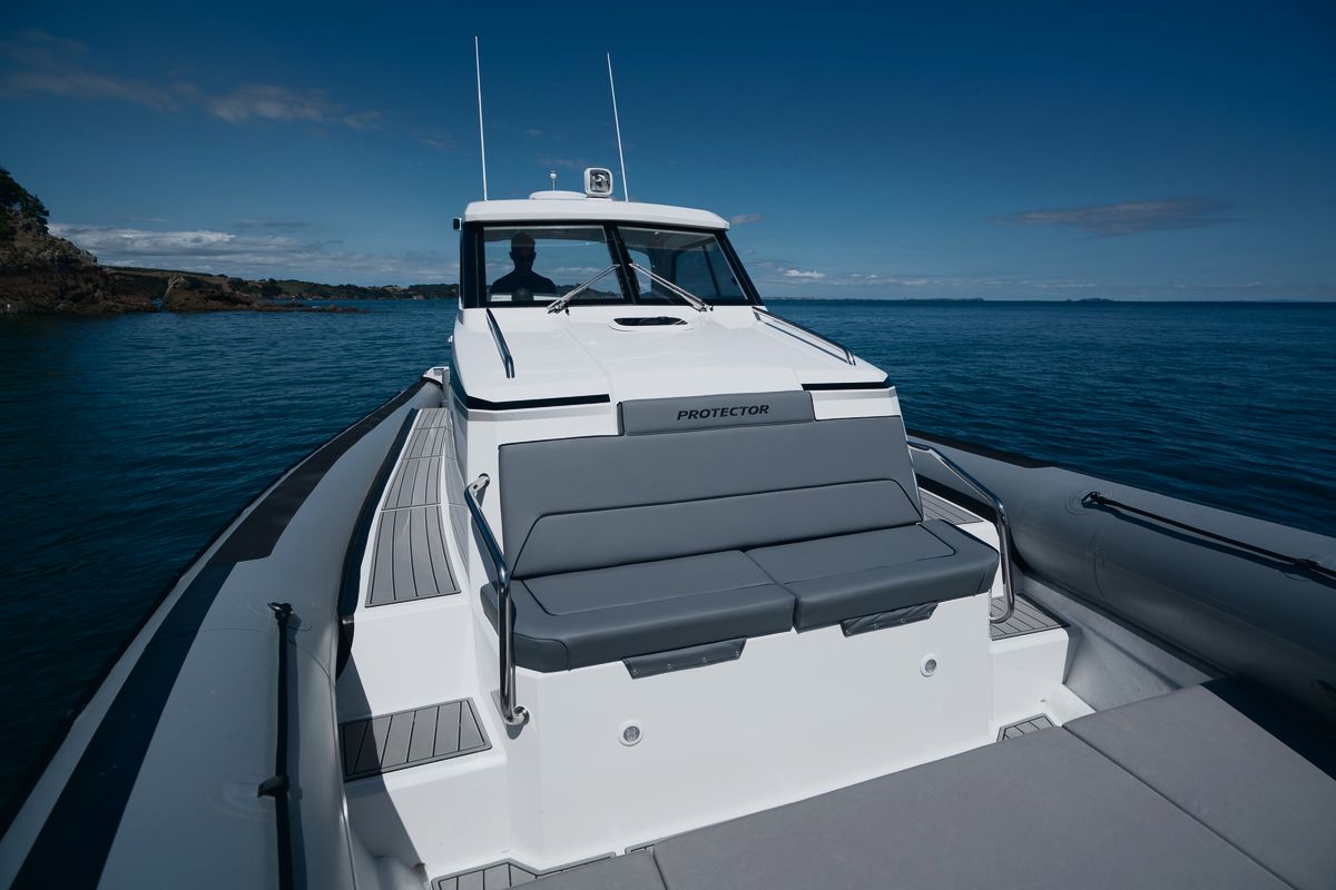 Protector 410 Targa: Foredeck seating