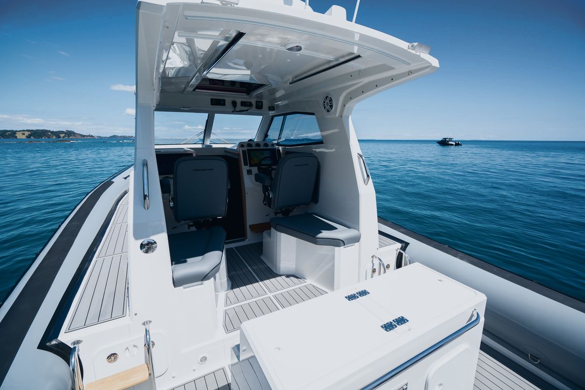 Protector 410 Targa: Walk-around access to the bow