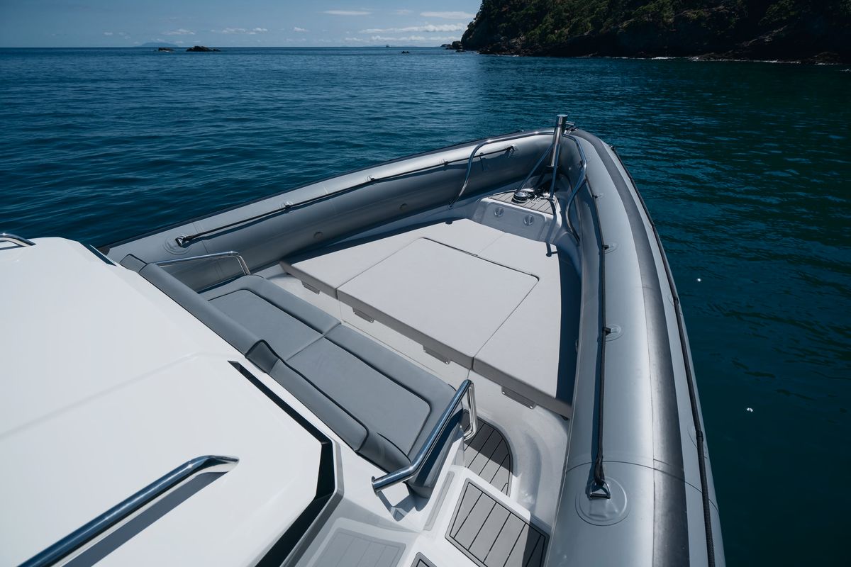Protector 410 Targa: Optional bow sun lounger