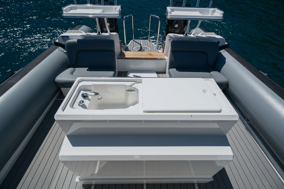 Protector 410 Targa: Optional cockpit wet bar