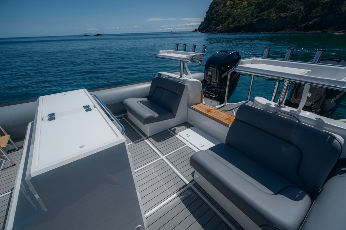 Protector 410 Targa: Optional luxury transom seating